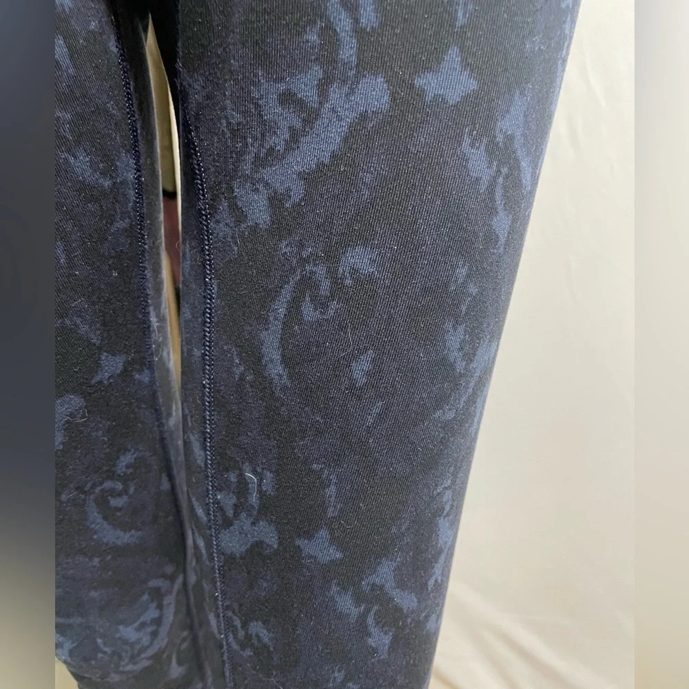Lululemon Wunder Under pants, Beautiful Baroque Inkwell, size 6